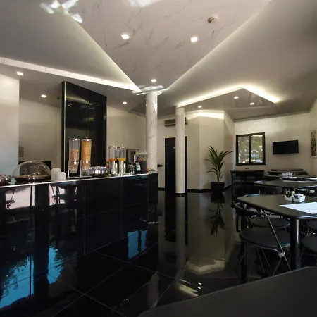 Versailles Hotel 3*