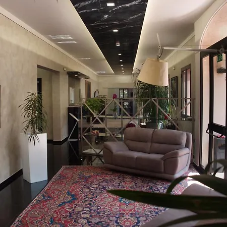 Versailles Hotel 3*