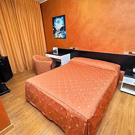 Versailles Hotel 3*