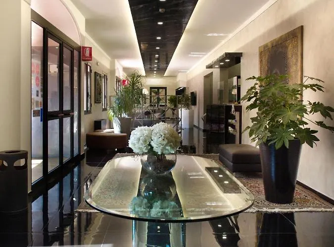 מלון Versailles 3*